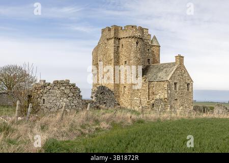 Le château d'Inchdrewer est une tour du XVIe siècle située dans la paroisse de Banff, dans l'Aberdeenshire, au nord-est de l'Écosse. Banque D'Images