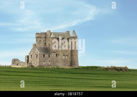 Le château d'Inchdrewer est une tour du XVIe siècle située dans la paroisse de Banff, dans l'Aberdeenshire, au nord-est de l'Écosse. Banque D'Images