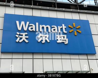 Nanning, Chine - 8 octobre 2023. Enseigne du magasin Walmart. Walmart Inc. Est une multinationale américaine de vente au détail qui exploite une chaîne d'hypermarchés. Banque D'Images