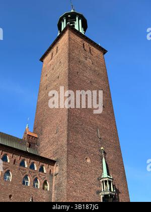 La tour emblématique de l'hôtel de ville de Stockholm s'élève contre un ciel bleu clair, ce qui témoigne de son importance historique. Banque D'Images