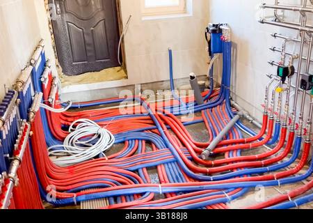 Astana, Kazakhstan 23 mai 2024 - système de chauffage par le sol. Installation de chauffage par le sol. Tuyaux pour le câblage du système de chauffage, chauffage sous plancher Banque D'Images