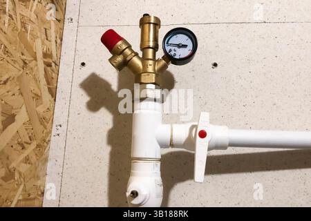 Manomètre sur tuyaux du système de chauffage manomètre sur tuyaux du système de chauffage Banque D'Images