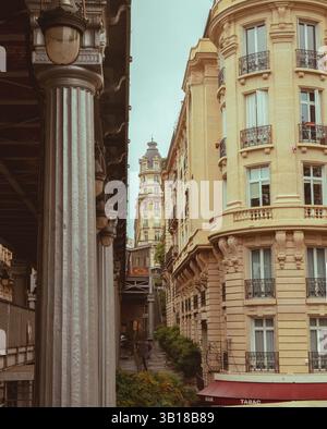Bâtiments résidentiels modernes le long de la Promenade Jean-Paul Belmondo à Paris, présentant une architecture urbaine contemporaine au bord de la Seine. Banque D'Images