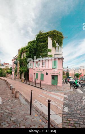 La Maison Rose, un célèbre café rose de la rue de l’Abreuvoir à Montmartre, Paris, France — un lieu historique et artistique populaire. Banque D'Images
