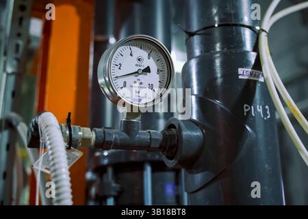 Manomètre, instrument pour mesurer la pression sur les équipements industriels Banque D'Images