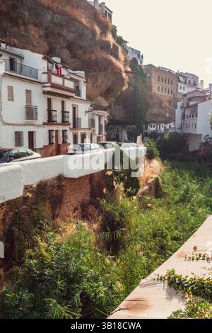 Setenil de las Bodegas, Espagne – maisons blanchies à la chaux construites dans des formations rocheuses Banque D'Images
