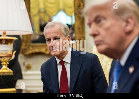 Washington, États-Unis. 24 avril 2025. U. Le président Donald Trump, à droite, et le premier ministre norvégien Jonas Gahr Store, à gauche, écoutent lors d’une réunion bilatérale au Bureau ovale de la Maison Blanche, le 24 avril 2025 à Washington, DC crédit : Daniel Torok/White House photo/Alamy Live News Banque D'Images
