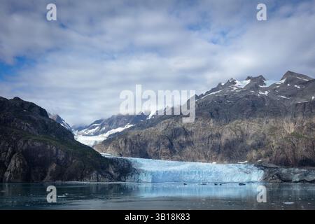 Une photographie de paysage spectaculaire se concentrant étroitement sur l'énorme mur de glace fracturé d'un terminus de glacier d'eau de marée dans le parc national de Glacier Bay Banque D'Images