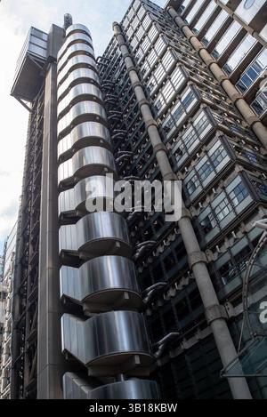 Ville de Londres, Royaume-Uni. 24 avril 2025. L'emblématique bâtiment Lloyd's à Lime Street dans le quartier financier de la City de Londres. Le bâtiment de renommée internationale Lloyd’s a été conçu par l’architecte Richard Rogers et a pris huit ans à construire. Il a été ouvert par sa Majesté la Reine en 1986. 33 510 mètres cubes de béton, 30 000 mètres carrés de revêtement en acier inoxydable et 12 000 mètres carrés de verre ont été utilisés pendant la construction. Crédit : Maureen McLean/Alamy Banque D'Images