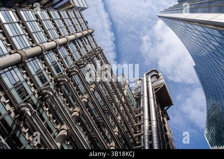 Ville de Londres, Royaume-Uni. 24 avril 2025. L'emblématique bâtiment Lloyd's à Lime Street dans le quartier financier de la City de Londres. Le bâtiment de renommée internationale Lloyd’s a été conçu par l’architecte Richard Rogers et a pris huit ans à construire. Il a été ouvert par sa Majesté la Reine en 1986. 33 510 mètres cubes de béton, 30 000 mètres carrés de revêtement en acier inoxydable et 12 000 mètres carrés de verre ont été utilisés pendant la construction. Crédit : Maureen McLean/Alamy Banque D'Images
