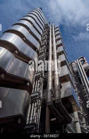 Ville de Londres, Royaume-Uni. 24 avril 2025. L'emblématique bâtiment Lloyd's à Lime Street dans le quartier financier de la City de Londres. Le bâtiment de renommée internationale Lloyd’s a été conçu par l’architecte Richard Rogers et a pris huit ans à construire. Il a été ouvert par sa Majesté la Reine en 1986. 33 510 mètres cubes de béton, 30 000 mètres carrés de revêtement en acier inoxydable et 12 000 mètres carrés de verre ont été utilisés pendant la construction. Crédit : Maureen McLean/Alamy Banque D'Images