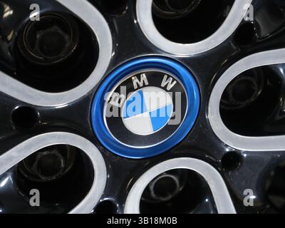 Écusson chromé avec logo BMW monté sur une jante de roue automobile élégante. Tbilissi, Géorgie - 1er avril 2025. Banque D'Images