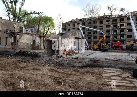 Kiev, Ukraine. 25 avril 2025. Des fleurs ont été déposées devant un mémorial pour 12 personnes tuées par le missile balistique russe dans le district de Sviatoshynskyi le 24 avril, Kiev, Ukraine, le 25 avril 2025. (Photo de Danylo Antoniuk/Ukrinform) crédit : Ukrinform/Alamy Live News Banque D'Images