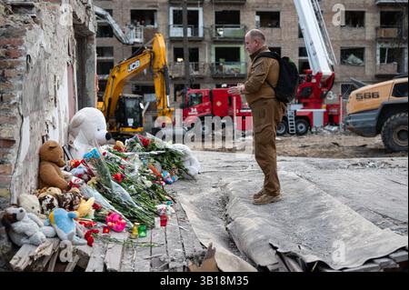 Kiev, Ukraine. 25 avril 2025. Un militaire se tient devant un mémorial pour 12 personnes tuées par le missile balistique russe dans le district de Sviatoshynskyi le 24 avril, Kiev, Ukraine, le 25 avril 2025. (Photo de Danylo Antoniuk/Ukrinform) crédit : Ukrinform/Alamy Live News Banque D'Images