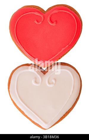 Biscuits en pain d'épices en forme de coeurs, blancs et rouges, isolés sur blanc Banque D'Images