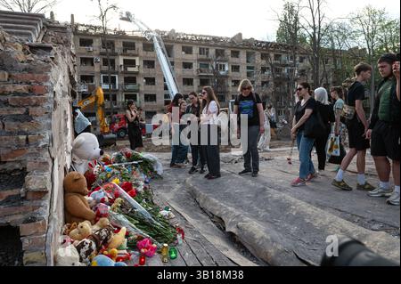 Kiev, Ukraine. 25 avril 2025. Des gens déposent des fleurs à un mémorial pour 12 personnes tuées par le missile balistique russe dans le district de Sviatoshynskyi le 24 avril, Kiev, Ukraine, le 25 avril 2025. (Photo de Danylo Antoniuk/Ukrinform) crédit : Ukrinform/Alamy Live News Banque D'Images