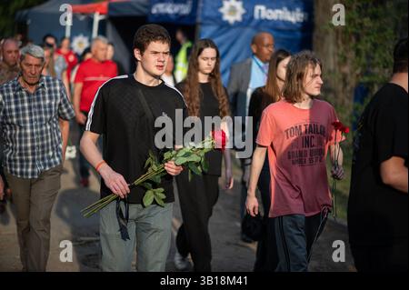Kiev, Ukraine. 25 avril 2025. Des gens apportent des fleurs à un mémorial pour 12 personnes tuées par le missile balistique russe dans le district de Sviatoshynskyi le 24 avril, Kiev, Ukraine, 25 avril 2025. (Photo de Danylo Antoniuk/Ukrinform) crédit : Ukrinform/Alamy Live News Banque D'Images