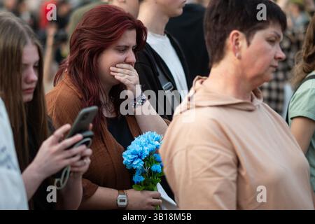 Kiev, Ukraine. 25 avril 2025. Des gens apportent des fleurs à un mémorial pour 12 personnes tuées par le missile balistique russe dans le district de Sviatoshynskyi le 24 avril, Kiev, Ukraine, 25 avril 2025. (Photo de Danylo Antoniuk/Ukrinform) crédit : Ukrinform/Alamy Live News Banque D'Images