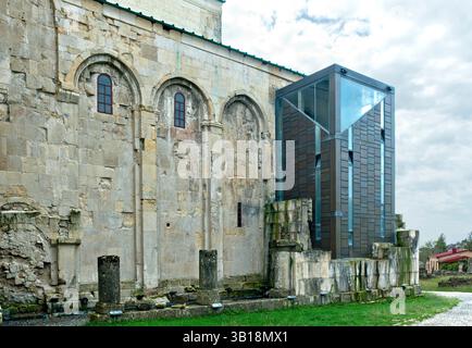 Éléments controversés de reconstruction moderne à la cathédrale de Bagrati, cathédrale de Kutaisi, ancien patrimoine mondial de l'UNESCO, Kutaisi, Géorgie Banque D'Images