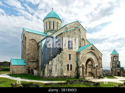 Éléments controversés de reconstruction moderne à la cathédrale de Bagrati, cathédrale de Kutaisi, ancien patrimoine mondial de l'UNESCO, Kutaisi, Géorgie Banque D'Images