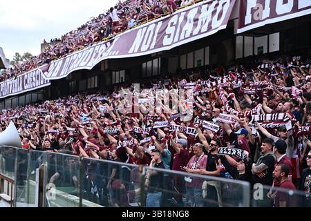 Salerne, Italie. 25 avril 2025. Supporters de l'US Salernitana lors du match de Serie B entre l'US Salernitana et Cosenza Calcio au Stadio Arechi, Salerne, Italie le 25 avril 2025. Crédit : Nicola Ianuale/Alamy Live News Banque D'Images