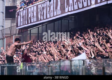 Salerne, Italie. 25 avril 2025. Supporters de l'US Salernitana lors du match de Serie B entre l'US Salernitana et Cosenza Calcio au Stadio Arechi, Salerne, Italie le 25 avril 2025. Crédit : Nicola Ianuale/Alamy Live News Banque D'Images
