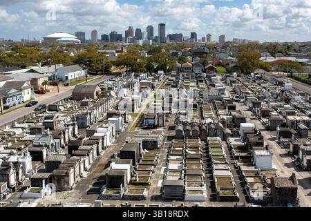 La Nouvelle-Orléans, Louisiane - une vue aérienne du cimetière Joseph #1, avec l'horizon du centre-ville au loin. L'enterrement à la Nouvelle-Orléans est généralement au-dessus Banque D'Images