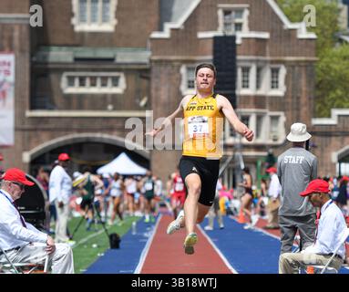 Philadelphie, Pennsylvanie, États-Unis. 25 avril 2025. JARED HIATT de Appalachian State College en action pendant le College Mens long jump pendant les Penn Relays à l'historique Franklin Field à Philadelphie PA (crédit image : © Ricky Fitchett/ZUMA Press Wire) USAGE ÉDITORIAL SEULEMENT ! Non destiné à UN USAGE commercial ! Banque D'Images