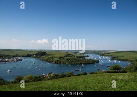 Le port de Salcombe et Snapes point pris d'en haut sur East Portlemouth un jour de printemps tardif avec un ciel bleu et le nuage blanc étrange. Banque D'Images