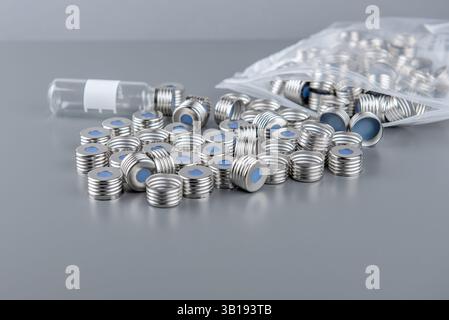 bouchon métallique circulaire avec septum en caoutchouc pour flacons. HPLC, mesure par chromatographie en phase gazeuse, flacons pour échantillonnage automatique. Banque D'Images