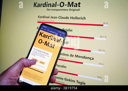 Kardinal-O-Mat nach Vorbild des Wahl-O-Mats auf einem smartphone und dem Bildschirm eines pcs. Konklave zur Pastwahl des persönlich favoritisierten Nachfolgers des AM 21.4.2025 verstorbenen Papstes Franziskus. Wer die Fragen beantwortet, bekommt ein classement von ausgewählten Kardinälen, angeordner nach prozentualer Übereinstimmung des Nutzers. *** Cardinal O Mat modelé sur élection O Mat sur un smartphone et l'écran d'un conclave privé PC pour choisir le successeur personnellement favorisé du pape François, qui est décédé le 21 4 2025 ceux qui répondent aux questions reçoivent un classement de CA sélectionné Banque D'Images