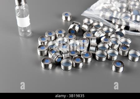 bouchon métallique circulaire avec septum en caoutchouc pour flacons. HPLC, mesure par chromatographie en phase gazeuse, flacons pour échantillonnage automatique. Banque D'Images