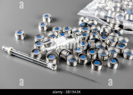 bouchon métallique circulaire avec septum en caoutchouc pour flacons, seringue. HPLC, mesure par chromatographie en phase gazeuse, flacons pour échantillonnage automatique. Banque D'Images