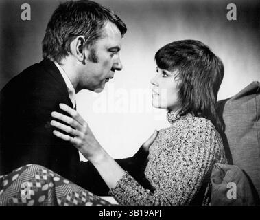 Ce thriller acclamé met en vedette JANE FONDA dans le rôle de Bree Daniel, une call girl de New York qui s’implique dans l’enquête sur un dirigeant d’entreprise disparu. Le détective John Klute (DONALD SUTHERLAND) est engagé pour la suivre, et ils finissent par rompre. Mais il semble que Klute n'ait pas été la seule personne sur sa piste. Quand il devient clair que Bree est ciblée, c'est à elle et Klute de trouver qui est après elle avant qu'il ne soit trop tard. Réalisateur : Alan J. Pakula (crédit image : © Globe photos/ZUMA Wire) Banque D'Images