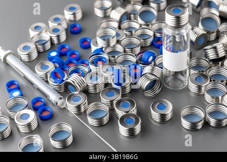 bouchon métallique circulaire avec septum en caoutchouc pour flacons, seringue. HPLC, mesure par chromatographie en phase gazeuse, flacons pour échantillonnage automatique. Banque D'Images