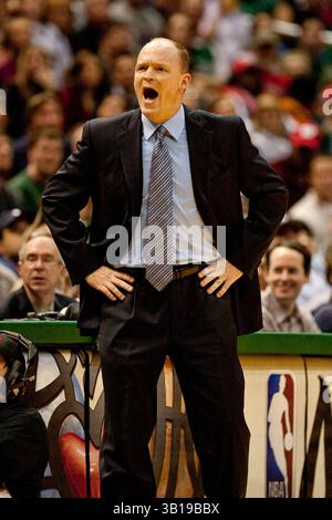 06 mars 2011 Milwaukee, WI. Bradley Center..L'entraîneur-chef des Bucks de Milwaukee Scott Skiles..les Bucks de Milwaukee ont perdu contre les Celtics de Boston 83-89. Mike McGinnis/CSM(image crédit : © Mike McGinnis/Cal Sport Media/ZUMAPRESS.com) Banque D'Images