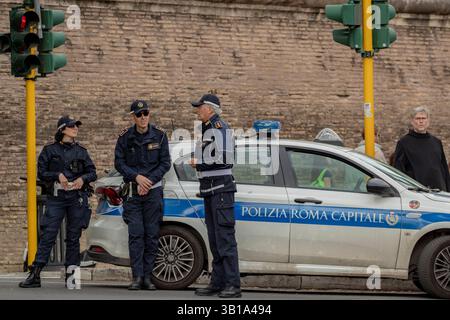 Cité du Vatican, Europe du Sud. 25 avril 2025. Les officiers de la Polizia Roma capitale échangent des mots alors qu’ils maintiennent une présence près de la Cité du Vatican à Rome, en Italie, le vendredi 25 avril 2025. Les préparatifs pour les funérailles du pape François se poursuivent. (VX photo/ Vudi Xhymshiti) crédit : VX Pictures/Alamy Live News Banque D'Images