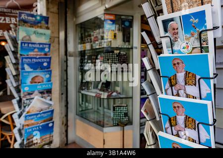 Cité du Vatican, Europe du Sud. 25 avril 2025. Des cartes postales et calendriers du pape François et des monuments romains sont exposés dans une boutique de souvenirs près du Vatican, à la veille de ses funérailles, à la Cité du Vatican, le vendredi 25 avril 2025. (VX photo/ Vudi Xhymshiti) crédit : VX Pictures/Alamy Live News Banque D'Images