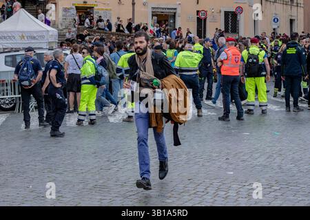 Cité du Vatican, Europe du Sud. 25 avril 2025. Un journaliste se précipite dans une zone sécurisée près de la Cité du Vatican, Rome, Italie, le vendredi 25 avril, 2025. la couverture médiatique s'intensifie à mesure que se déroulent les derniers préparatifs des funérailles du pape François. (VX photo/ Vudi Xhymshiti) crédit : VX Pictures/Alamy Live News Banque D'Images