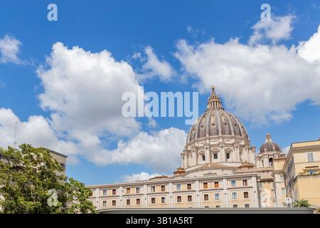 Cité du Vatican, Europe du Sud. 25 avril 2025. Le dôme de la basilique Pierre s'élève contre un ciel bleu clair, encadré par des bâtiments du Vatican voisins, alors que Rome se prépare pour les funérailles du pape François, Cité du Vatican, vendredi 25 avril 2025. (VX photo/ Vudi Xhymshiti) crédit : VX Pictures/Alamy Live News Banque D'Images