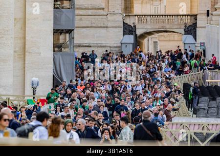 Cité du Vatican, Europe du Sud. 25 avril 2025. Des milliers de personnes en deuil remplissent la place Pierre à la Cité du Vatican, Rome, Italie, le vendredi 25 avril, 2025. la foule se rassemble pour rendre un dernier hommage avant les funérailles du pape François. (VX photo/ Vudi Xhymshiti) crédit : VX Pictures/Alamy Live News Banque D'Images