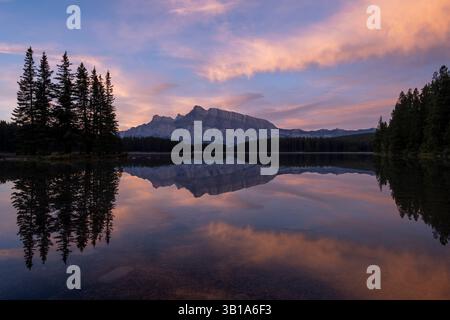 Two Jack Lake avec Cascade Mountain en arrière-plan, parc national Banff, Alberta, Canada Banque D'Images