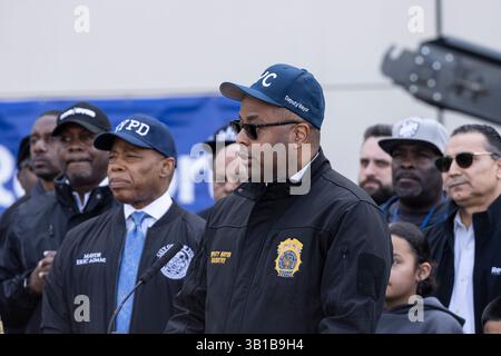 Westbury, États-Unis. 24 avril 2025. Le maire adjoint de la ville de New York pour la sécurité publique, Kaz Daughtry, prend la parole avant d'aider à détruire des armes illégales à Reworld Hempstead à Westbury, NY, le 24 avril 2025. Toutes les armes détruites provenaient déjà d'affaires closes où les accusés avaient été condamnés. (Photo de Lev Radin/Sipa USA) crédit : Sipa USA/Alamy Live News Banque D'Images