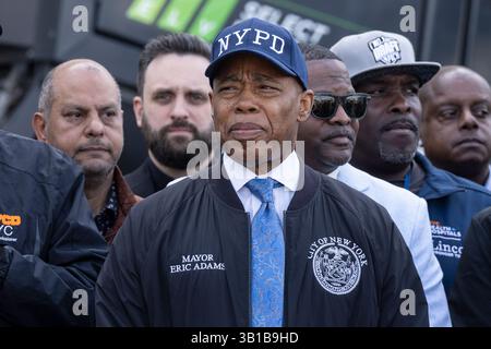 Westbury, États-Unis. 24 avril 2025. Le maire Eric Adams assiste à la destruction d'armes illégales à Reworld Hempstead à Westbury, NY, le 24 avril 2025. Toutes les armes détruites provenaient déjà d'affaires closes où les accusés avaient été condamnés. (Photo de Lev Radin/Sipa USA) crédit : Sipa USA/Alamy Live News Banque D'Images