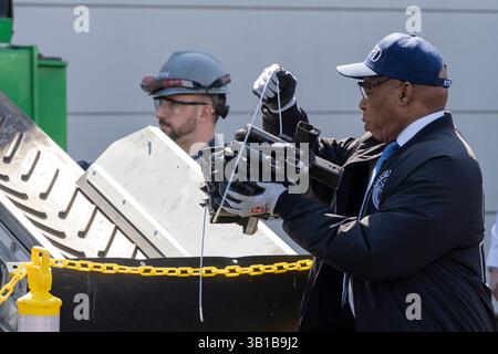 Westbury, États-Unis. 24 avril 2025. Le maire Eric Adams aide à détruire des armes illégales à Reworld Hempstead à Westbury, NY, le 24 avril 2025. Toutes les armes détruites provenaient déjà d'affaires closes où les accusés avaient été condamnés. (Photo de Lev Radin/Sipa USA) crédit : Sipa USA/Alamy Live News Banque D'Images