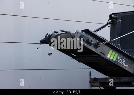 Westbury, États-Unis. 24 avril 2025. Armes illégales détruites à Reworld Hempstead à Westbury, NY, le 24 avril 2025. Toutes les armes détruites provenaient déjà d'affaires closes où les accusés avaient été condamnés. (Photo de Lev Radin/Sipa USA) crédit : Sipa USA/Alamy Live News Banque D'Images