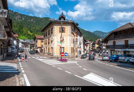 Auronzo di Cadore, Italie - 9 juillet 2024 : un village de montagne pittoresque avec une architecture charmante, avec un rond-point et un mélange de voitures et de petits Banque D'Images