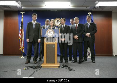 Dec. 15, 2010 - Michigan, Michigan, États-Unis - de gauche à droite, avocat adjoint des États-Unis Mark Chukow ; agent spécial en charge, FBI, Andrew Arena ; procureur des États-Unis pour le district est du Michigan Barbara McQuade (à la tribune) ; avocat adjoint des États-Unis Michael Bullotta ; agent spécial en charge, EPA, Division des enquêtes criminelles Jeff Martinez ; agent spécial en charge, IRS, Erick Martinez ; et l'agent spécial en charge, HUD-OIG, Breck Nowlin prennent part à la conférence de presse concernant l'acte d'accusation de 38 annoncé dans l'enquête fédérale sur la corruption de l'hôtel de ville de Detroit à Detroit mercredi, de Banque D'Images