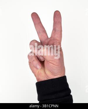 Main masculine caucasienne avec deux doigts tenus vers le haut - deux, paix, victoire Banque D'Images