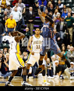09 février 2011 : le garde-tireur des Charlotte Bobcats Stephen Jackson (1) réagit au contact du meneur des Indiana Pacers Darren Collison (2) sur le dernier tir du match lors d'un match de basket-ball NBA entre les Charlotte Bobcats et les Indiana Pacers au Conseco Fieldhouse à Indianapolis, Indiana. Indiana a gagné le match 104-103.(image crédit : © Pat Lovell/Cal Sport Media/ZUMAPRESS.com) Banque D'Images